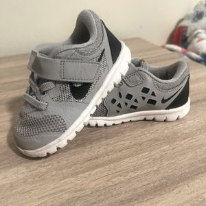 Toddler gray Nikes 5c